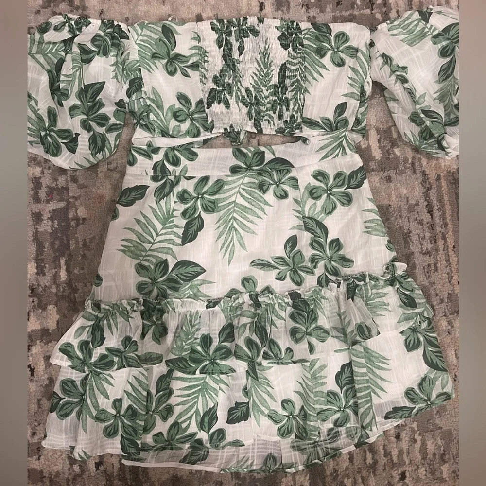 This Vanilla Sky two piece set Top is Size M & Skirt Size M New with Tags. - Picture 2 of 4